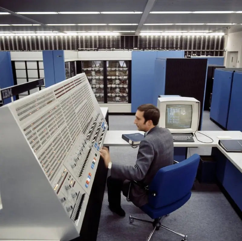 IBM System/360 в Гархинге, Германия, 1965 год. Фото: Рольф Херкнер.
tg / max
В этом посте были ссылки, но мы их удалили по правилам Сетки | Сетка — социальная сеть от hh.ru