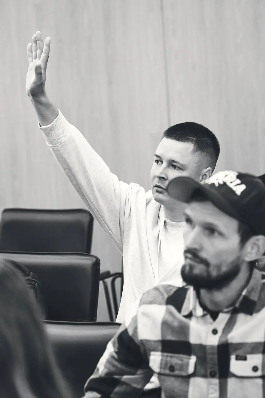 Насколько важно самому оставаться практиком, когда ты выходишь говорить о своей теме?
В сфере AI быстро становится заметно, насколько далеко может уйти индустрия за пару лет | Сетка — социальная сеть от hh.ru
