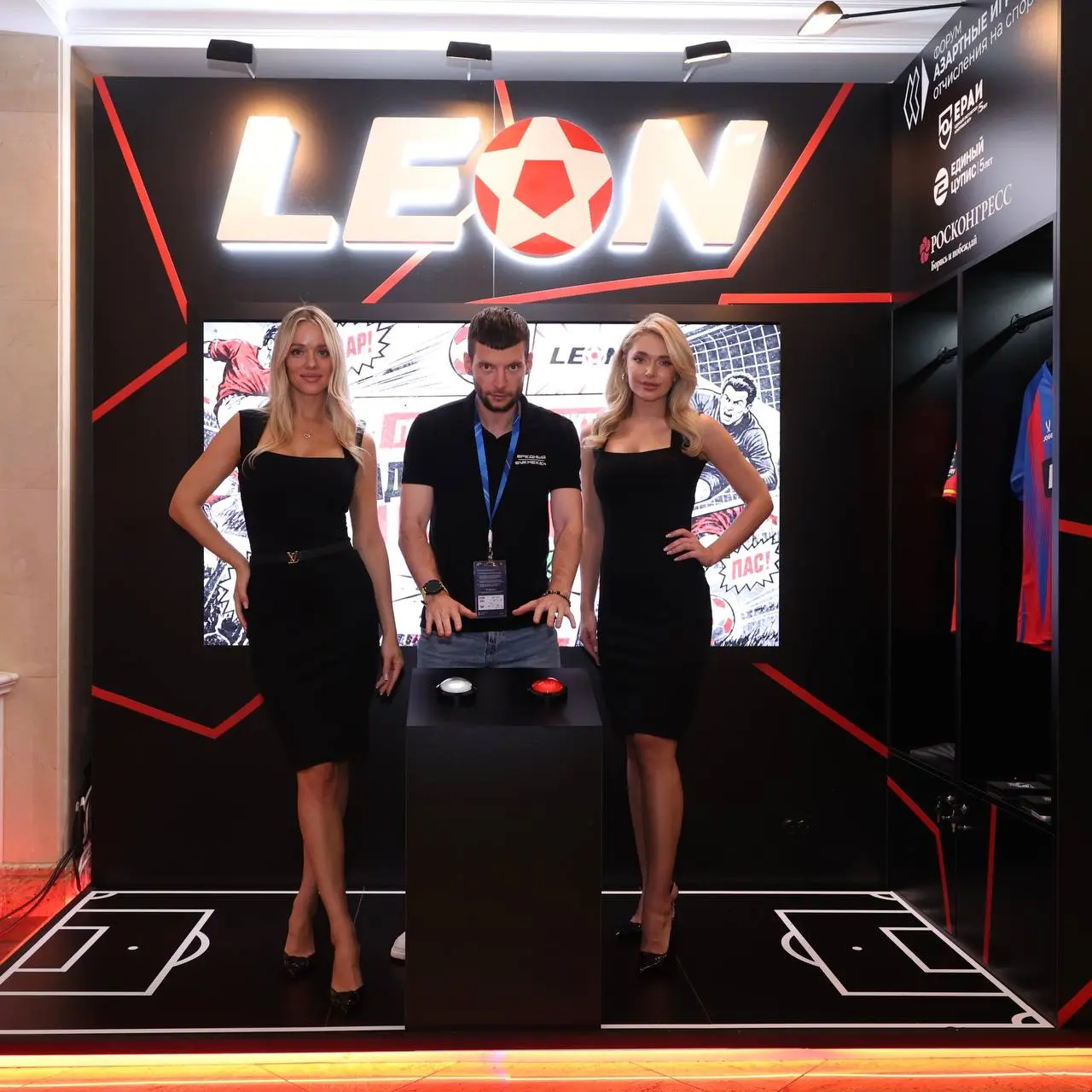 👀 Leon — единственная БК со стендом на Форуме!
А в прошлом году брендов с зонами было 5 | Сетка — социальная сеть от hh.ru