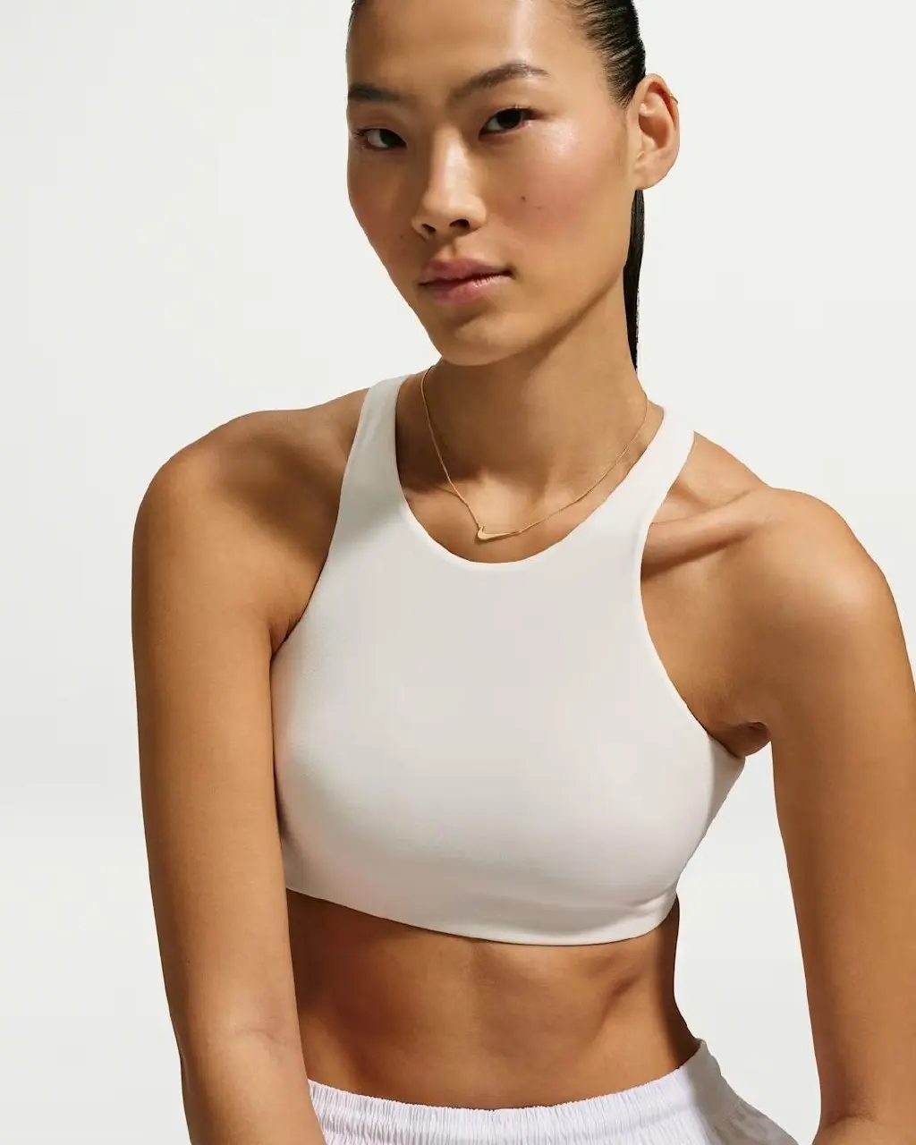 Кажется, Nike всеми способами пытается найти новые ниши, чтобы справиться со своими финансовыми проблемами.
Впервые бренд представил официальную ювелирную коллекцию Swoosh Jewelry Collection | Сетка — социальная сеть от hh.ru