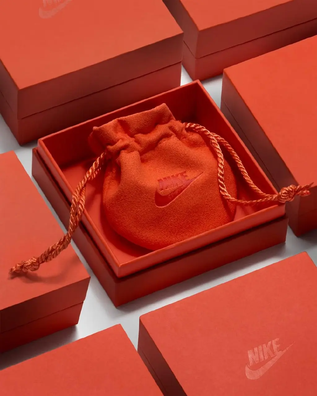 Кажется, Nike всеми способами пытается найти новые ниши, чтобы справиться со своими финансовыми проблемами.
Впервые бренд представил официальную ювелирную коллекцию Swoosh Jewelry Collection | Сетка — социальная сеть от hh.ru