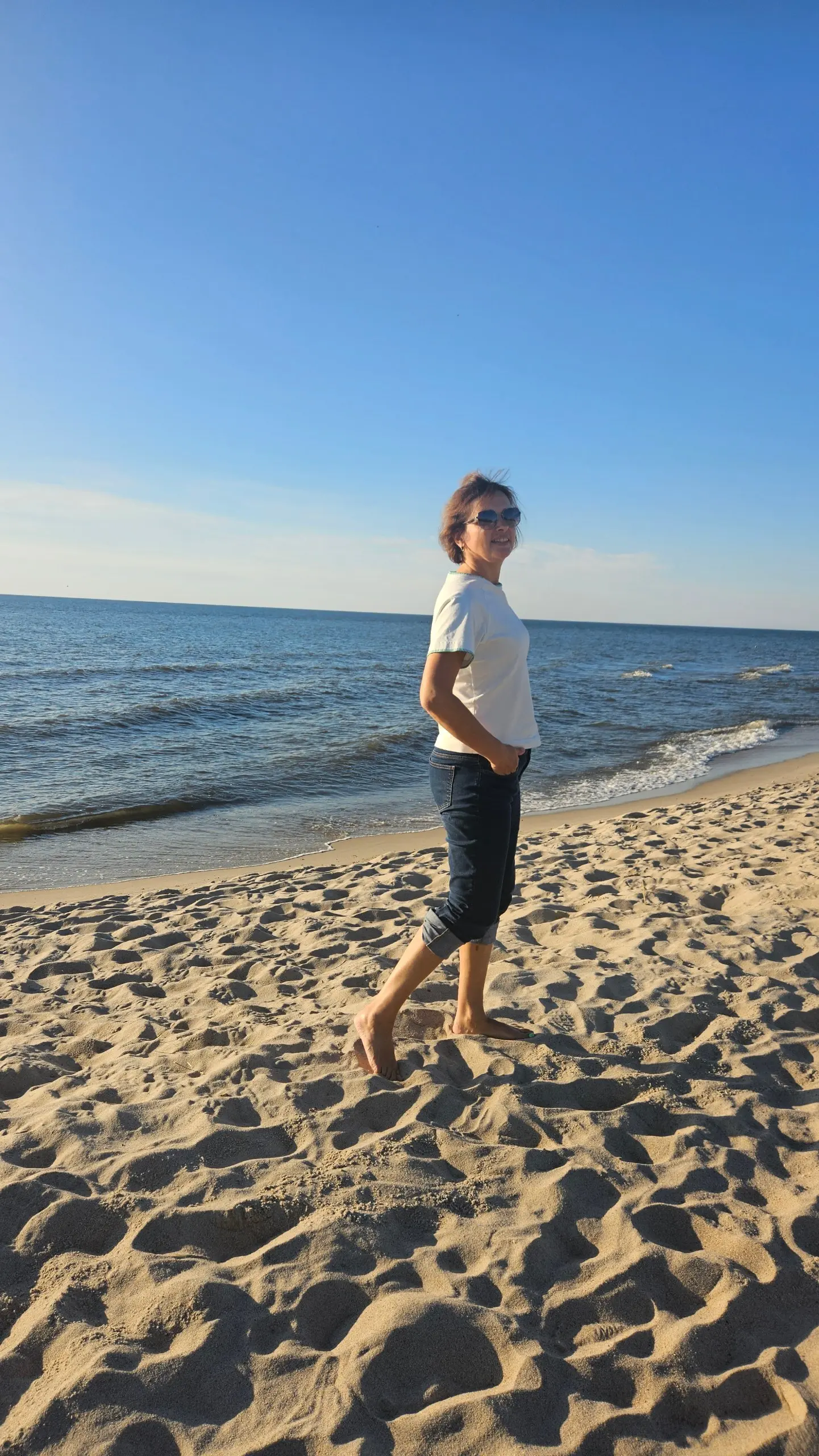 Море. Песок. И тот самый солнечный день, который вдруг случился в октябре.
Природа иногда нарушает привычные сценарии, как знак того, что мы можем разрешить себе жить не по календарю | Сетка — социальная сеть от hh.ru