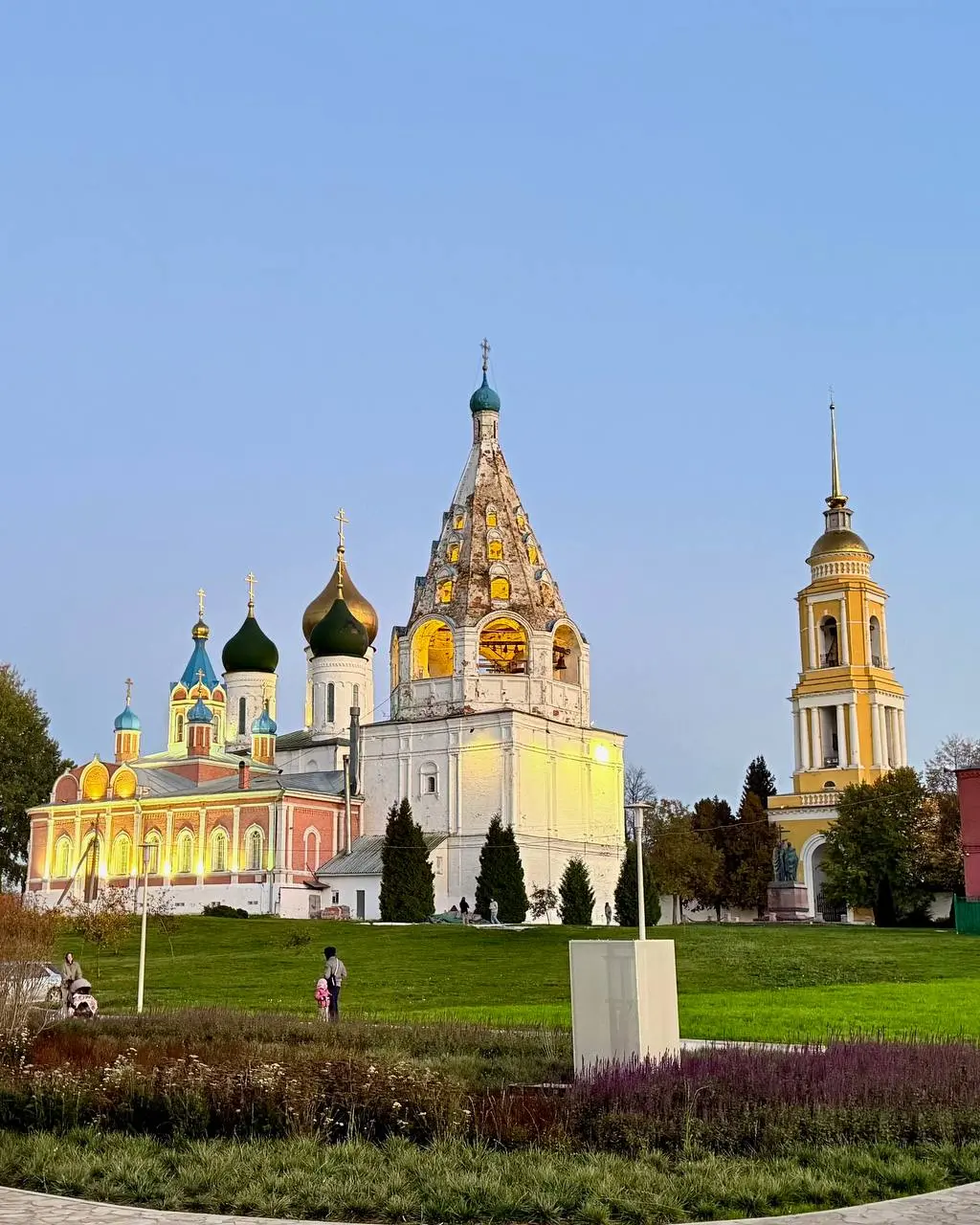 Сегодня было бодро✨
Мы сходили на экскурсию в музей пастилы, дошли до Кремля и прогулялись по центру, но главные открытия:
1️⃣Оказывается, выражение «дойти до ручки» пошло от особенностей формы калача | Сетка — социальная сеть от hh.ru