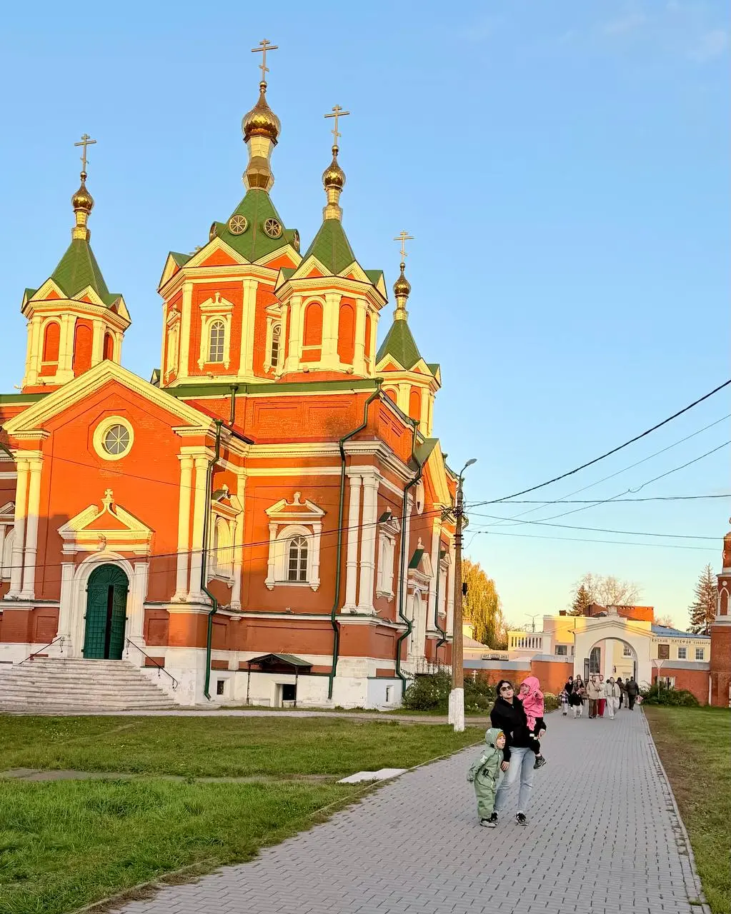 Сегодня было бодро✨
Мы сходили на экскурсию в музей пастилы, дошли до Кремля и прогулялись по центру, но главные открытия:
1️⃣Оказывается, выражение «дойти до ручки» пошло от особенностей формы калача | Сетка — социальная сеть от hh.ru