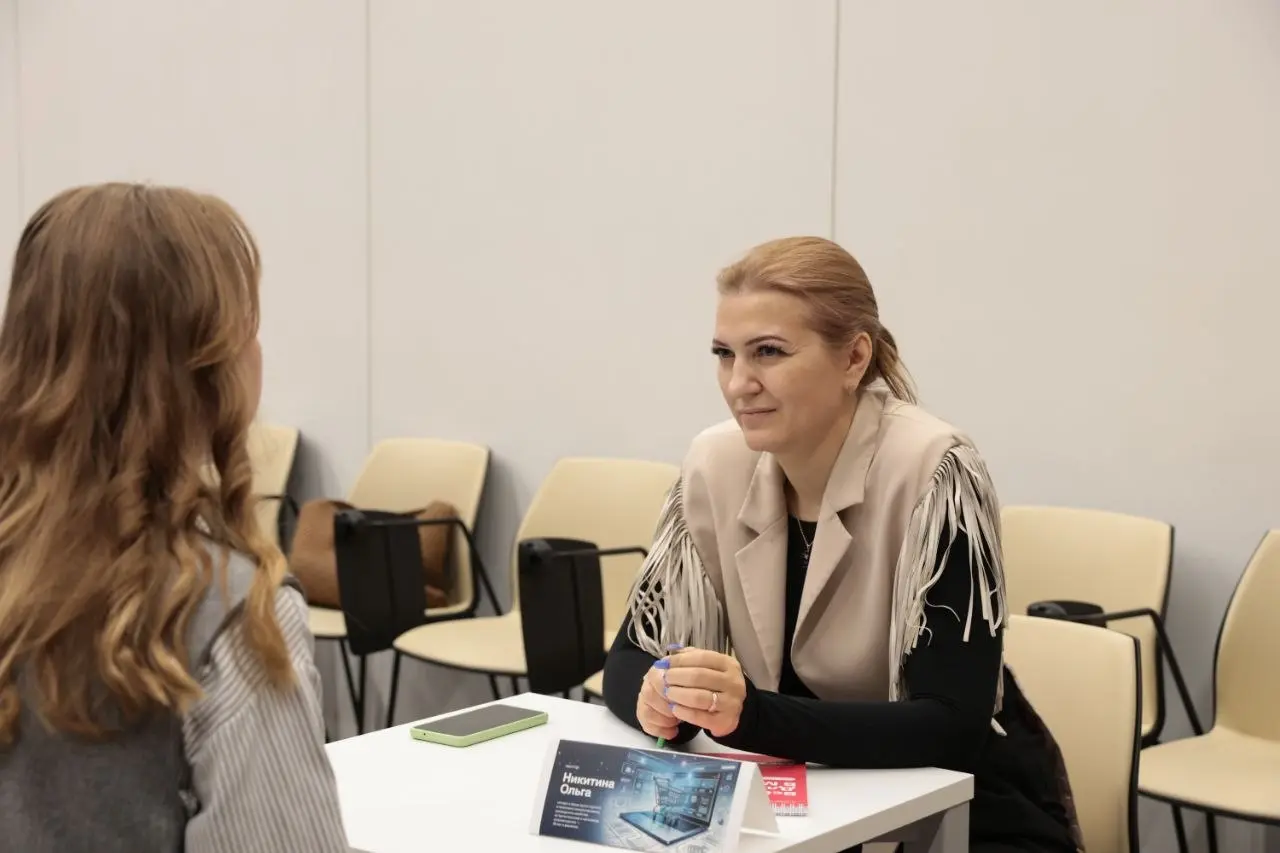 🍂 3 наблюдения после менторской гостиной конференции «Электронная коммерция»
Знаете, о чём чаще всего думает предприниматель, когда хочет развивать бизнес?
Как увеличить продажи?
Больше клиентов, боль... | Сетка — социальная сеть от hh.ru