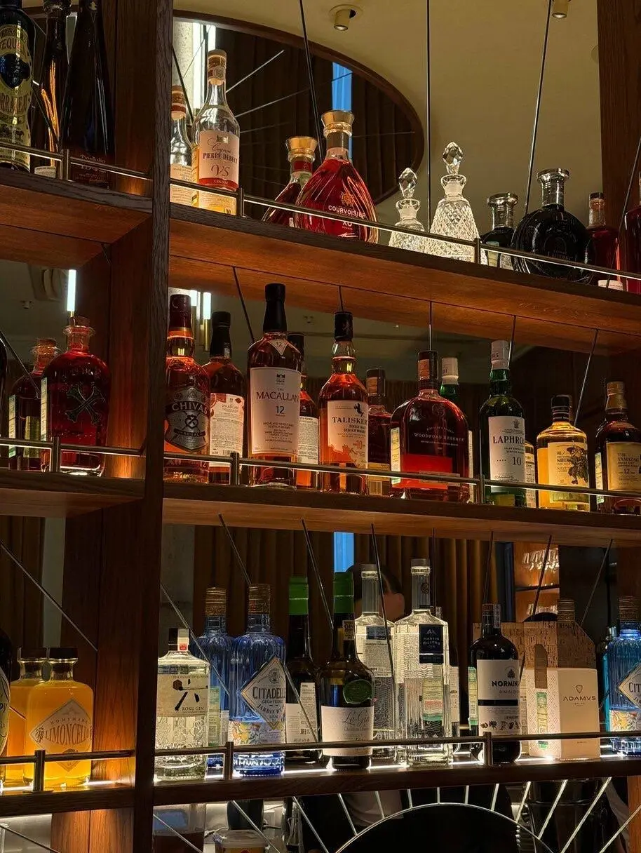 Новый ресторан Мурада Бердиева, который пока сложно разгадать 🍸
На Малой Зелениной открылся L’Aube, камерный проект Мурада Бердиева, шефа и создателя Porto19, который вместе с братом Арсланом ранее за... | Сетка — социальная сеть от hh.ru