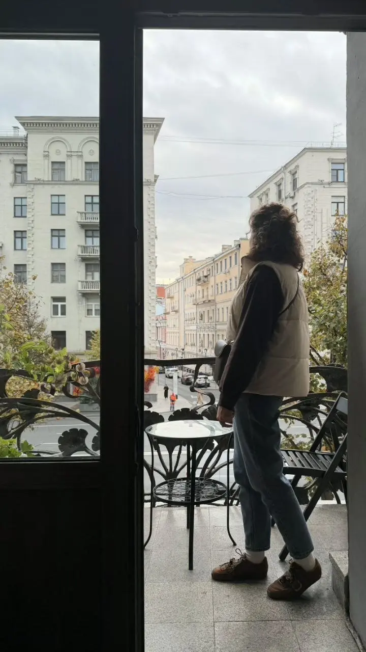Красивое и тёплое (во всех смыслах!) воскресенье, в котором фея модерна Эвелина показывала нам свой новый маршрут — смотрели доходные дома в районе Тверской и Кузнецкого моста | Сетка — социальная сеть от hh.ru
