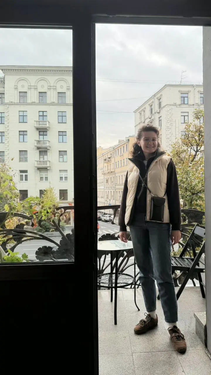 Красивое и тёплое (во всех смыслах!) воскресенье, в котором фея модерна Эвелина показывала нам свой новый маршрут — смотрели доходные дома в районе Тверской и Кузнецкого моста | Сетка — социальная сеть от hh.ru