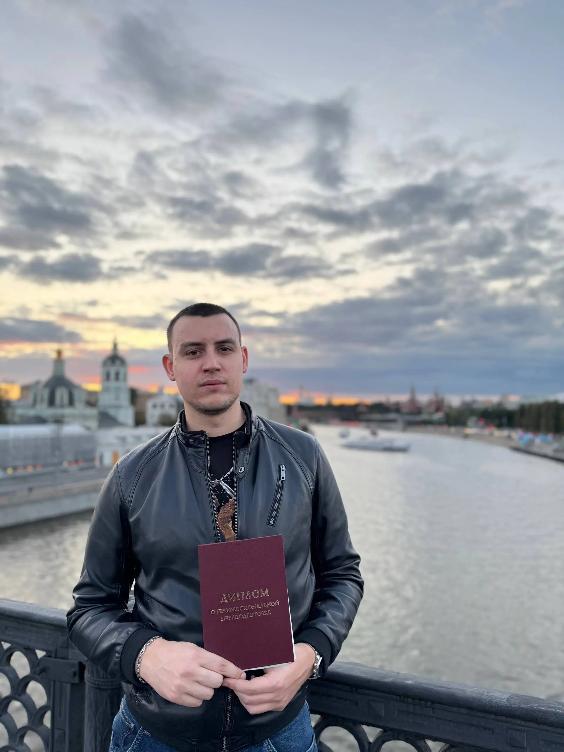 Получил диплом о профессиональной переподготовке 🎓
Хочу рассказать, как я неожиданно для себя попал на курс «Цифровые коммуникации» | Сетка — социальная сеть от hh.ru