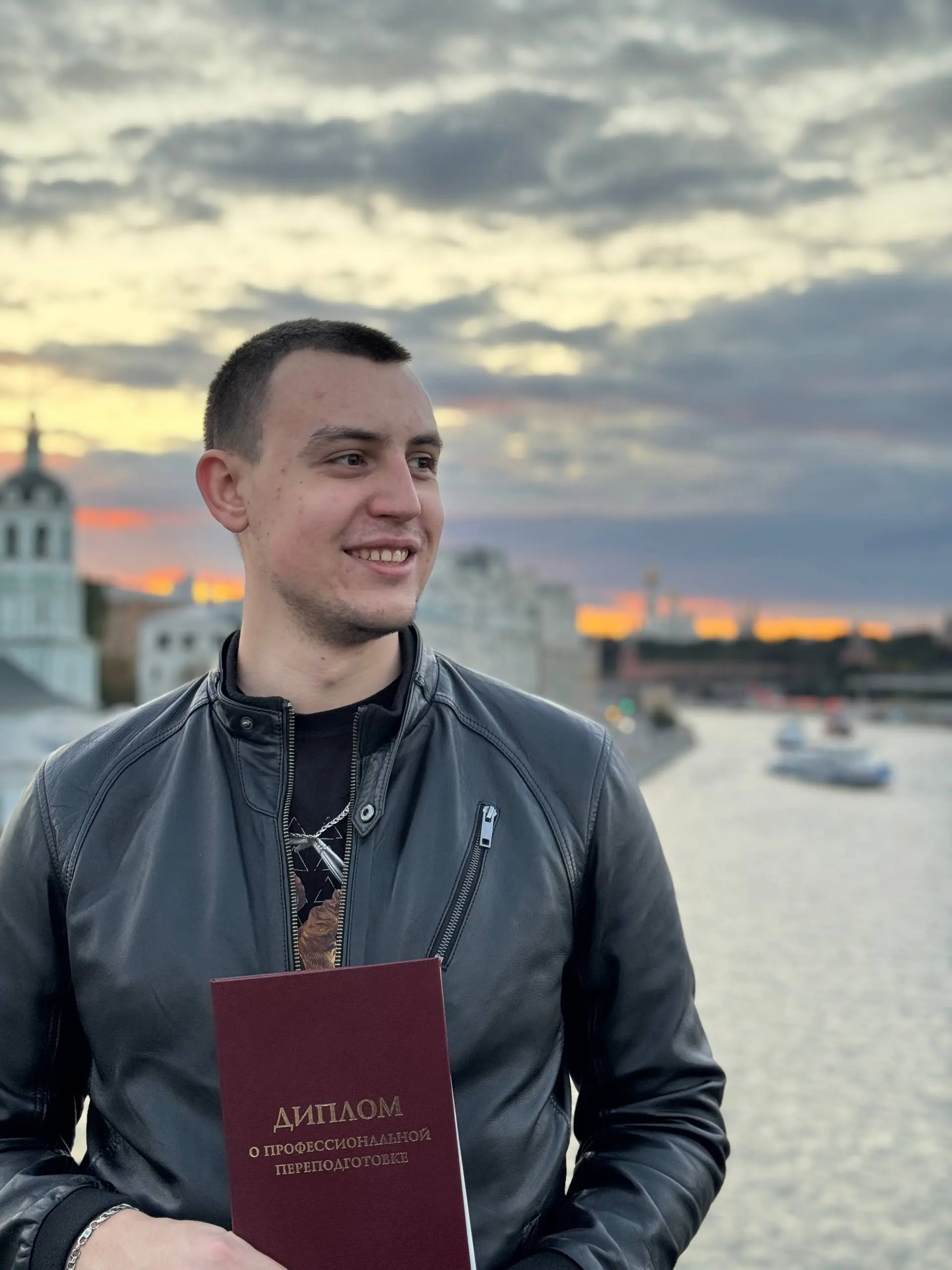 Получил диплом о профессиональной переподготовке 🎓
Хочу рассказать, как я неожиданно для себя попал на курс «Цифровые коммуникации» | Сетка — социальная сеть от hh.ru