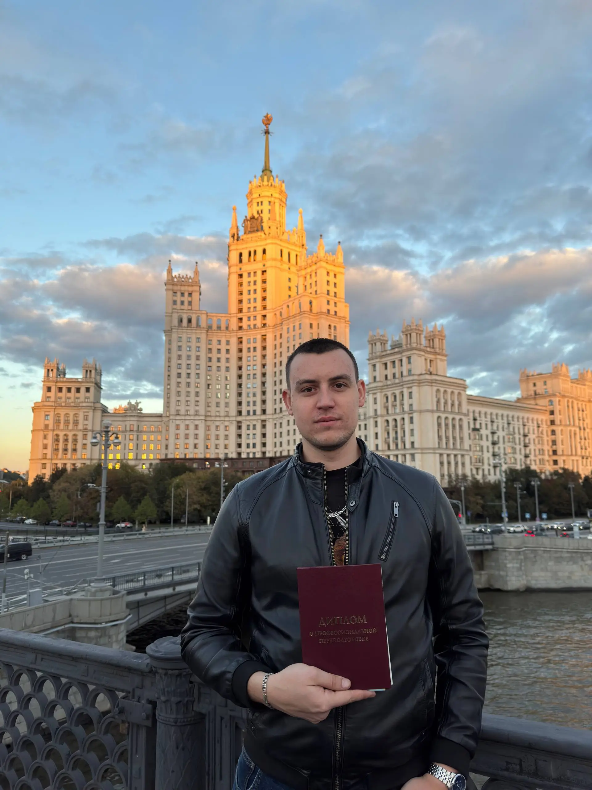 Получил диплом о профессиональной переподготовке 🎓
Хочу рассказать, как я неожиданно для себя попал на курс «Цифровые коммуникации» | Сетка — социальная сеть от hh.ru