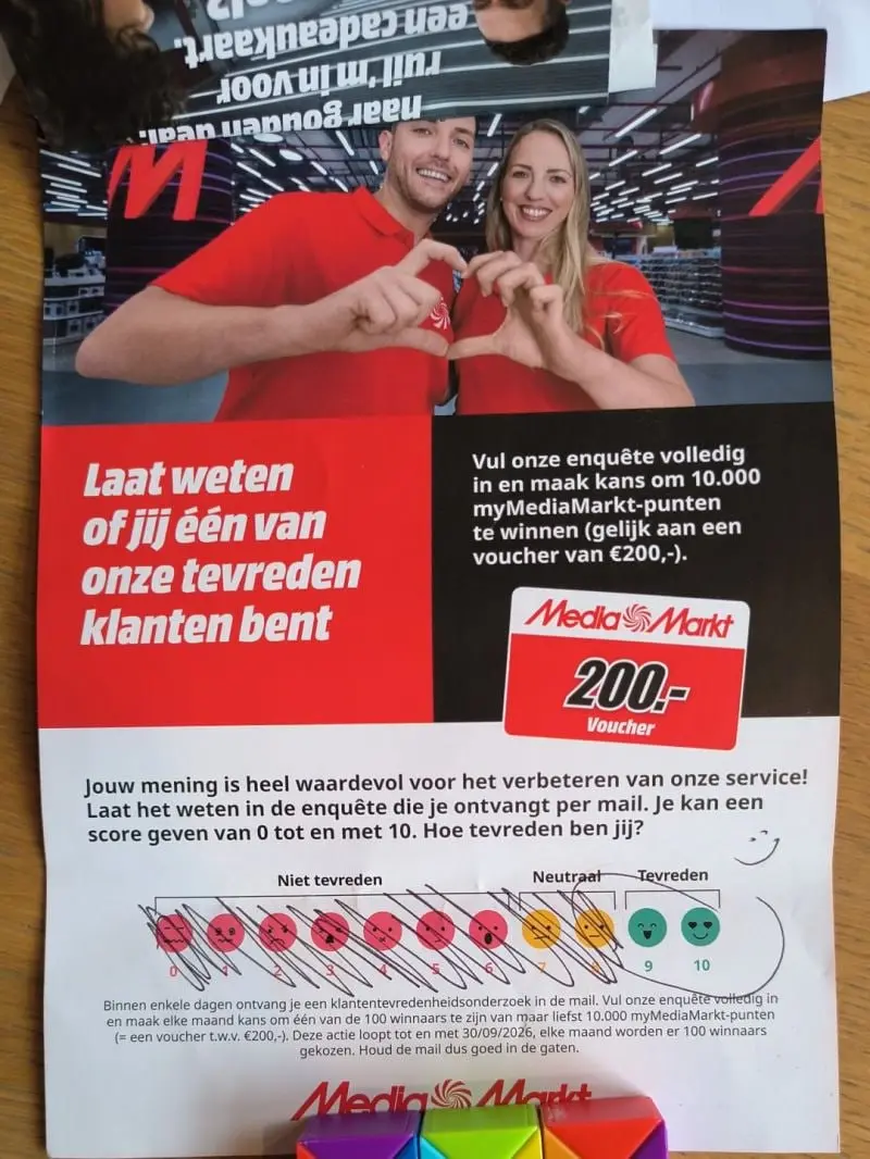 Кейс MediaMarkt: Попытка приручить NPS?
В 2025 году вокруг MediaMarkt разгорелась дискуссия из-за листовок, которые сотрудники MediaMarkt вручали покупателям после покупки | Сетка — социальная сеть от hh.ru