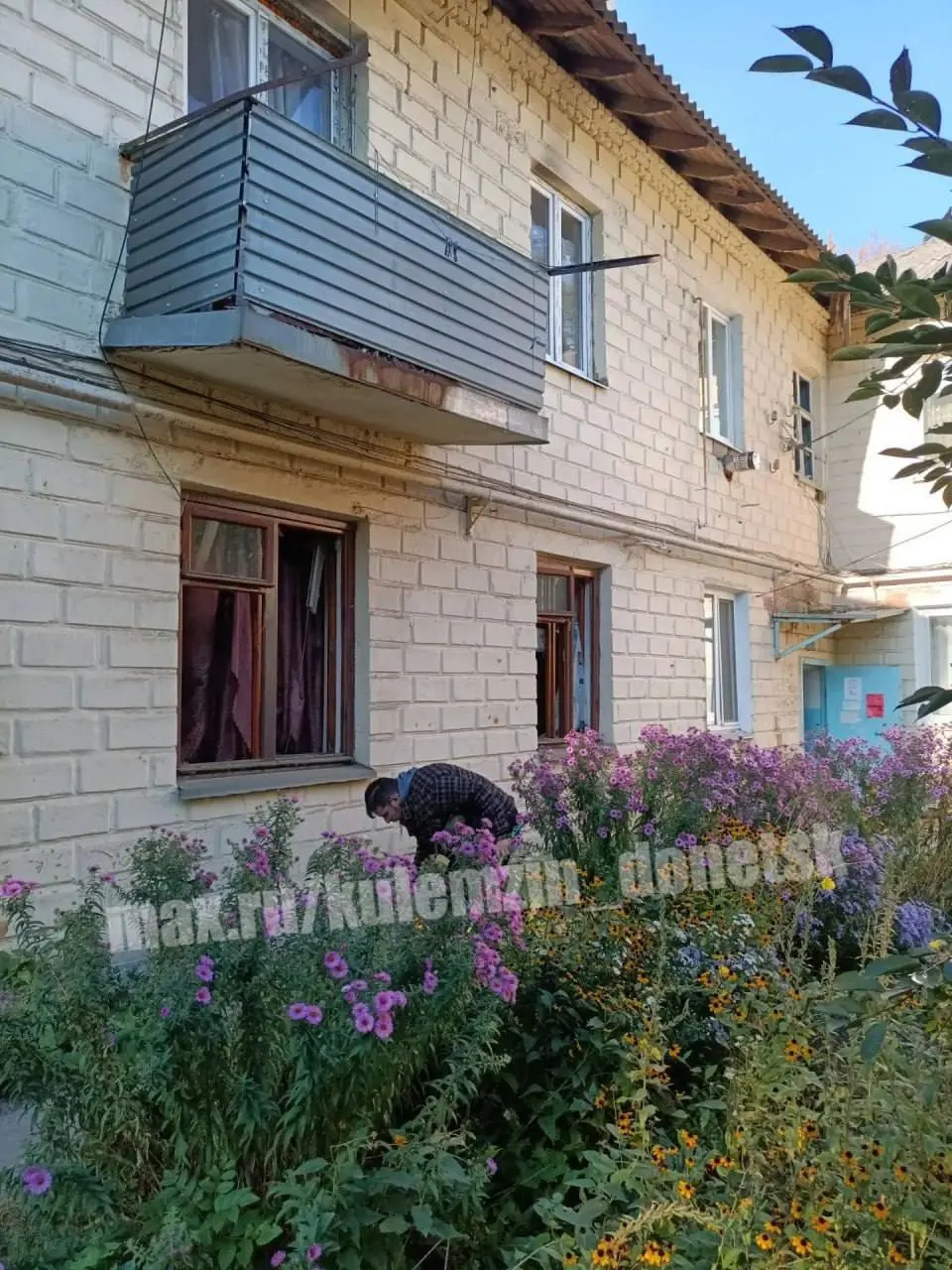 Последствия ночной атаки БПЛА в Будённовском районе Донецка, в результате которой повреждены остекление, фасады, входные группы 8 многоквартирных домов и 17 оконных блоков в учебном заведении | Сетка — социальная сеть от hh.ru