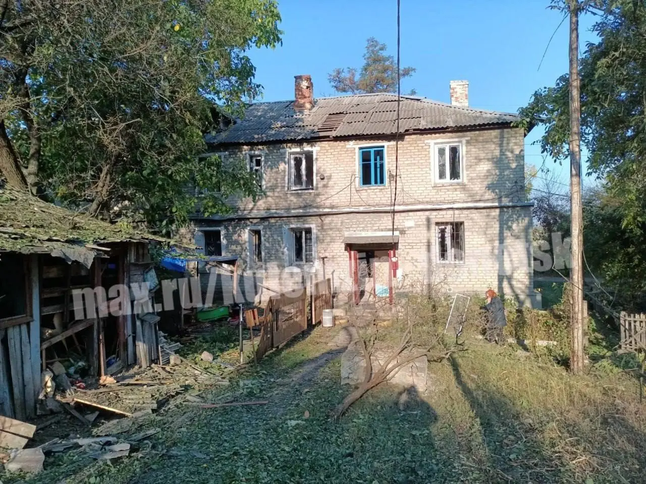 Последствия ночной атаки БПЛА в Будённовском районе Донецка, в результате которой повреждены остекление, фасады, входные группы 8 многоквартирных домов и 17 оконных блоков в учебном заведении | Сетка — социальная сеть от hh.ru