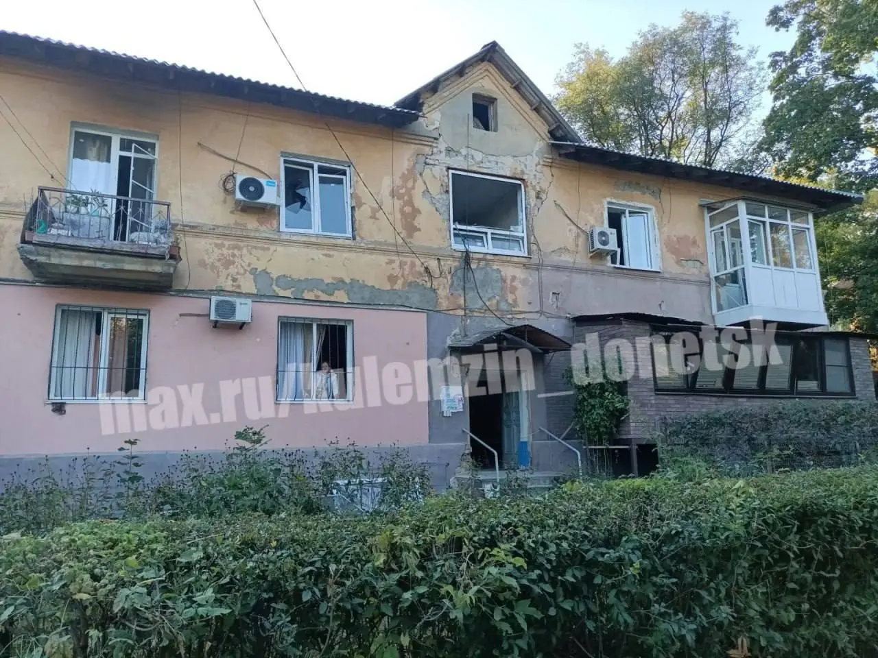 Последствия ночной атаки БПЛА в Будённовском районе Донецка, в результате которой повреждены остекление, фасады, входные группы 8 многоквартирных домов и 17 оконных блоков в учебном заведении | Сетка — социальная сеть от hh.ru