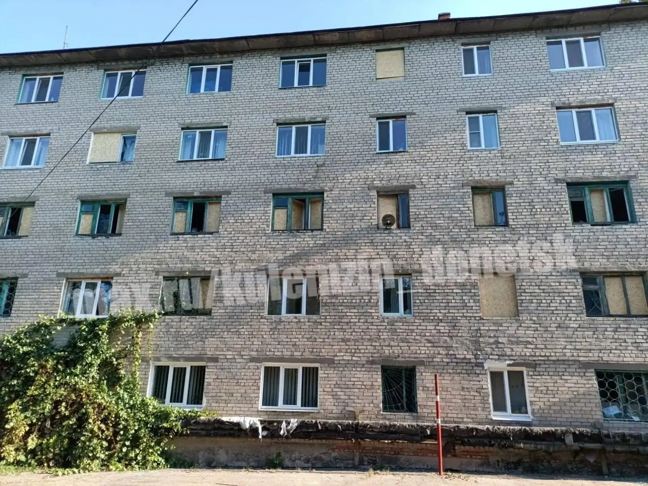 Последствия ночной атаки БПЛА в Будённовском районе Донецка, в результате которой повреждены остекление, фасады, входные группы 8 многоквартирных домов и 17 оконных блоков в учебном заведении | Сетка — социальная сеть от hh.ru