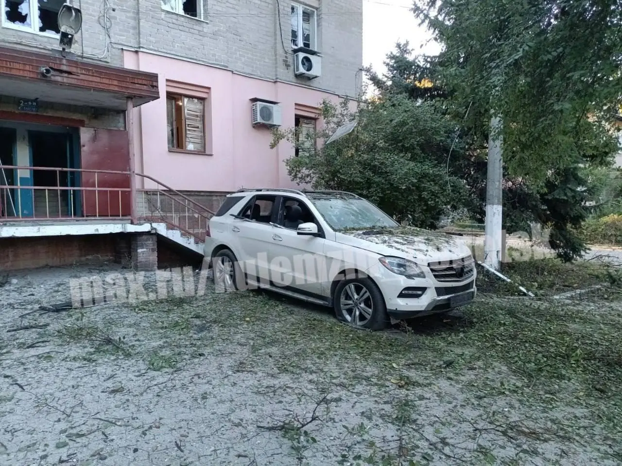 Последствия ночной атаки БПЛА в Будённовском районе Донецка, в результате которой повреждены остекление, фасады, входные группы 8 многоквартирных домов и 17 оконных блоков в учебном заведении | Сетка — социальная сеть от hh.ru