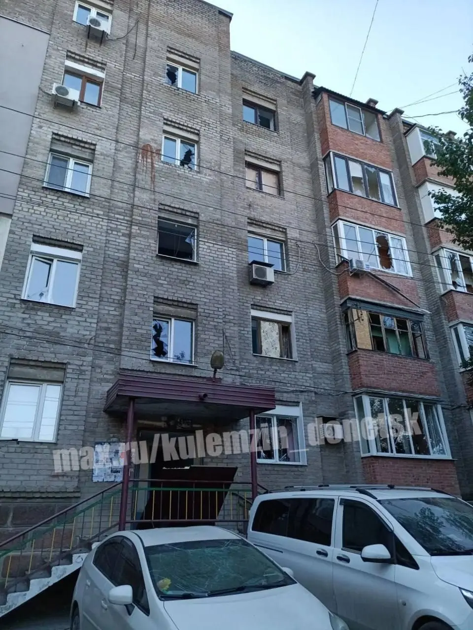 Последствия ночной атаки БПЛА в Будённовском районе Донецка, в результате которой повреждены остекление, фасады, входные группы 8 многоквартирных домов и 17 оконных блоков в учебном заведении | Сетка — социальная сеть от hh.ru