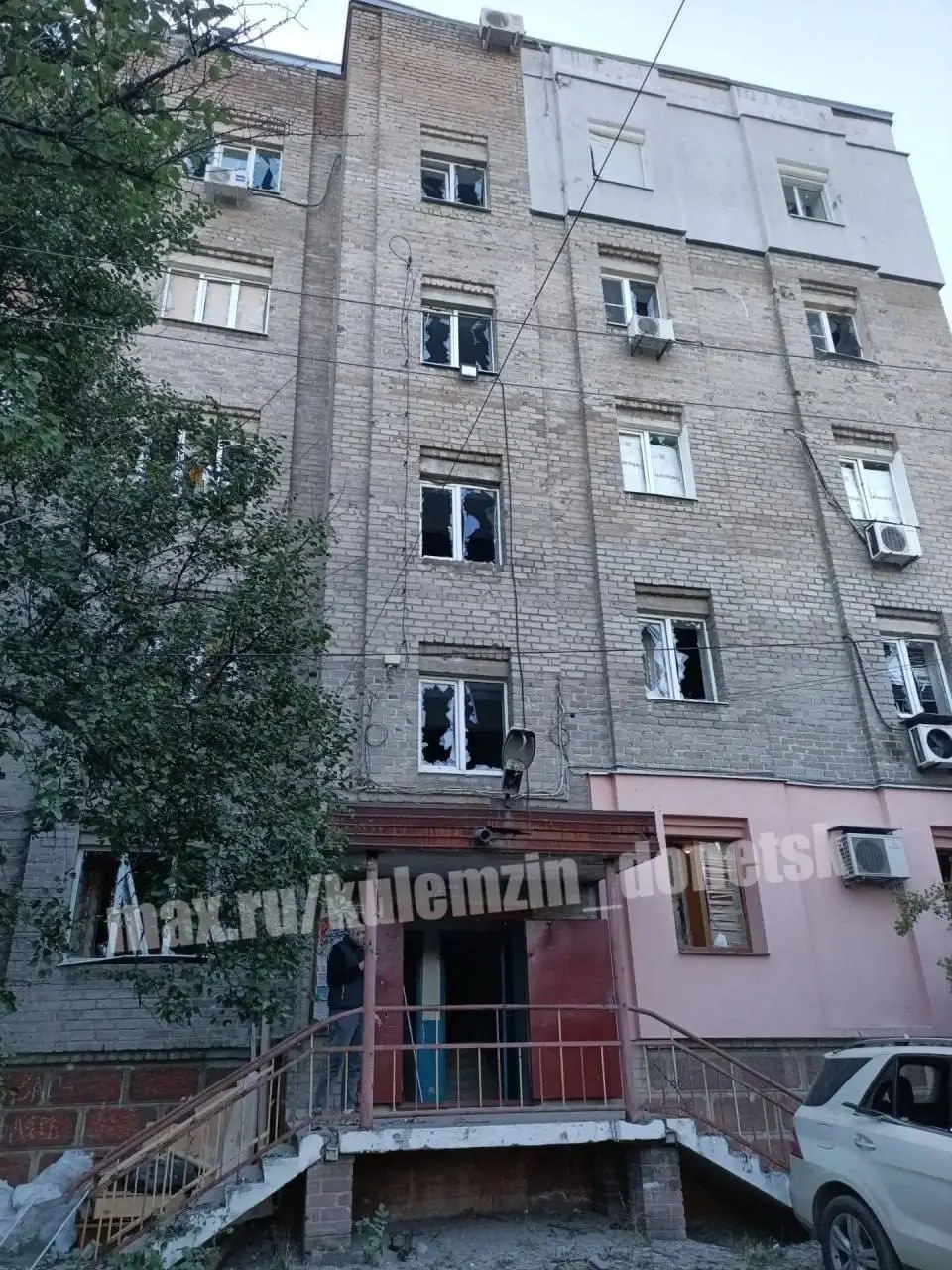Последствия ночной атаки БПЛА в Будённовском районе Донецка, в результате которой повреждены остекление, фасады, входные группы 8 многоквартирных домов и 17 оконных блоков в учебном заведении | Сетка — социальная сеть от hh.ru