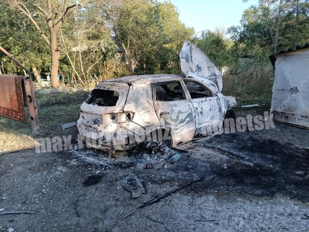 Последствия ночной атаки БПЛА в Будённовском районе Донецка, в результате которой повреждены остекление, фасады, входные группы 8 многоквартирных домов и 17 оконных блоков в учебном заведении | Сетка — социальная сеть от hh.ru