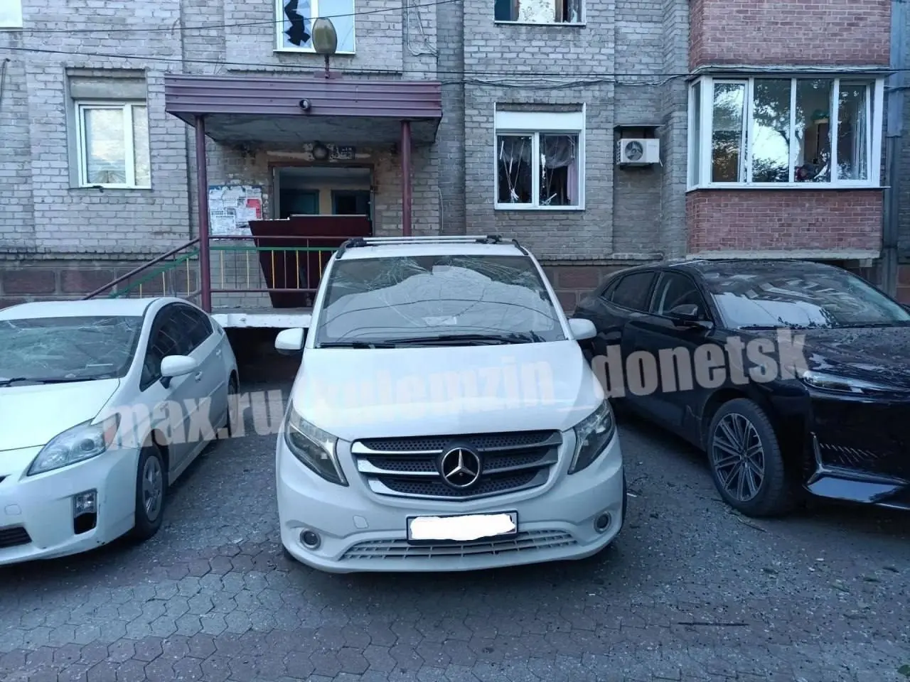 Последствия ночной атаки БПЛА в Будённовском районе Донецка, в результате которой повреждены остекление, фасады, входные группы 8 многоквартирных домов и 17 оконных блоков в учебном заведении | Сетка — социальная сеть от hh.ru