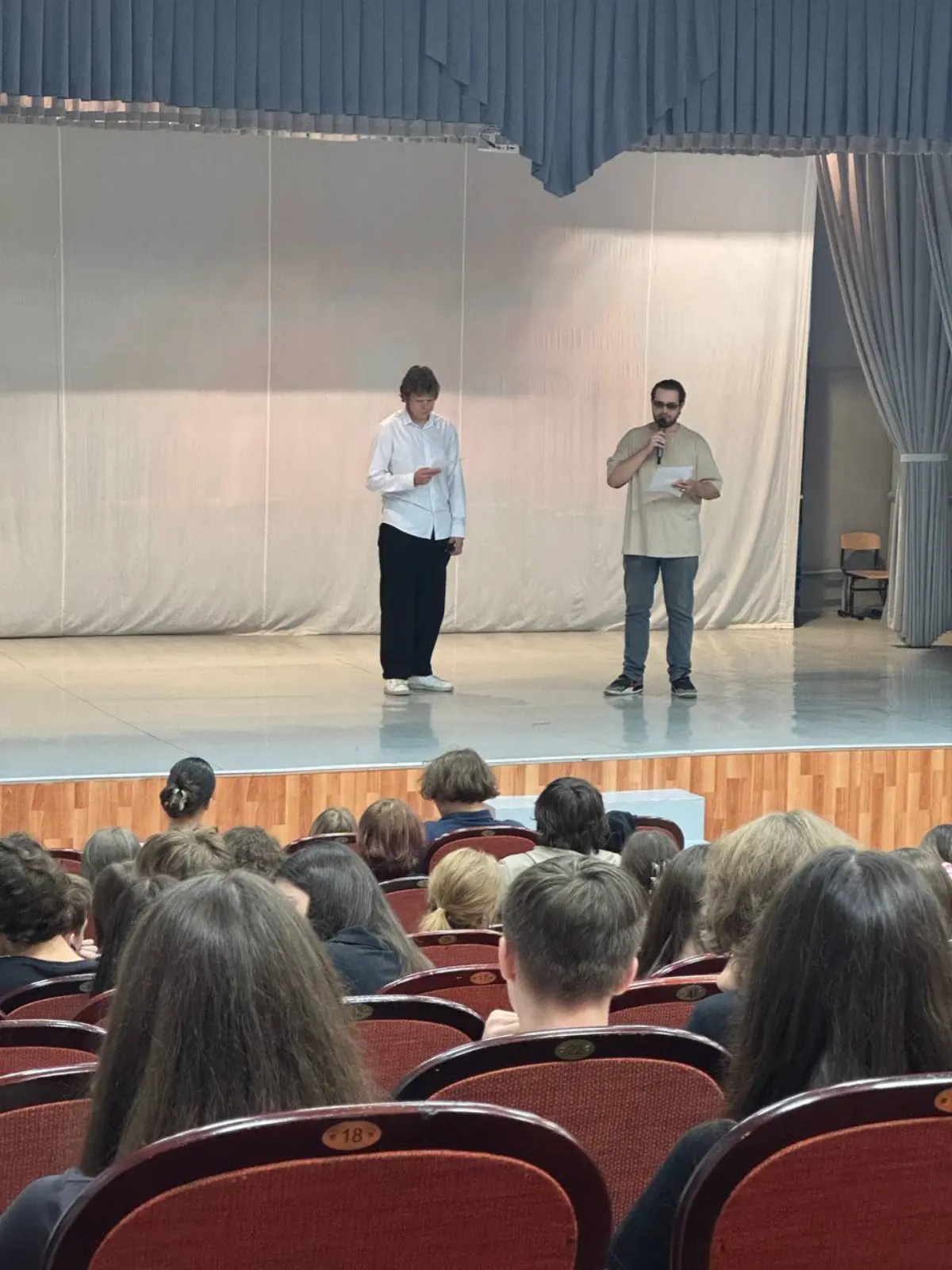🏫Провели открытую встречу в школе № 143. И это было не просто выступление, а настоящий диалог о будущем!
Мы обсудили с ребятами:
🔹 Как сделать первые шаги в карьере еще до окончания школы | Сетка — социальная сеть от hh.ru