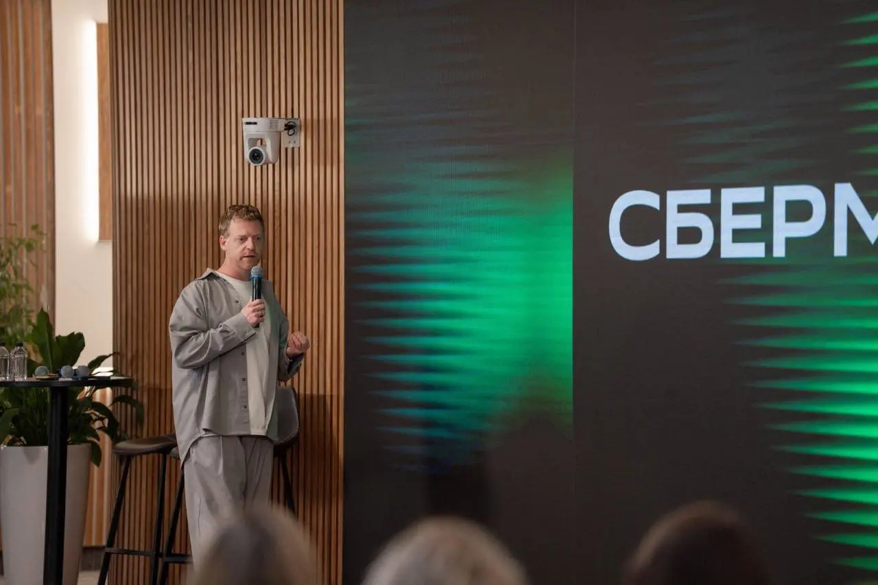 Лаборатория для своих
Blue Focus в 2025 году заработал $10,07 млрд. Из них $3,72 млрд, то есть 37%, принесли AI-решения.
Это главная коммуникационная группа Азии и одна из десяти крупнейших в мире | Сетка — социальная сеть от hh.ru