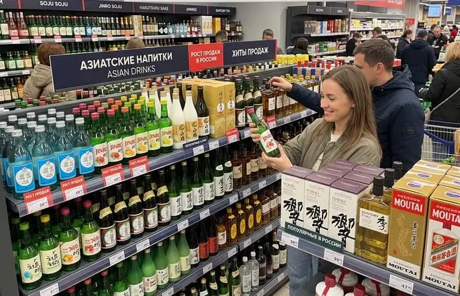 Пиво с водорослями, бум соджу и саке: как азиатский алкоголь захватывает полки в России 🍺🥢
Азиатская волна окончательно переросла рамки дорам и K-pop – теперь она меняет раскладку на полках супермарке... | Сетка — социальная сеть от hh.ru