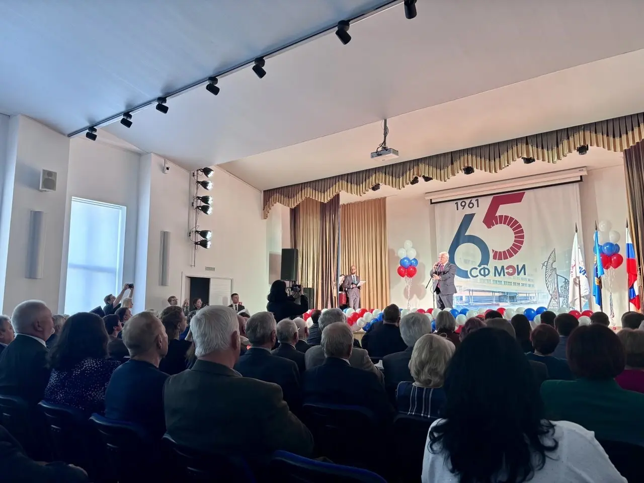 ❓ Чему могут научить преподаватели в эпоху ИИ?
На прошлой неделе я был на юбилее своего универа: Смоленскому филиалу МЭИ исполнилось 65 лет | Сетка — социальная сеть от hh.ru