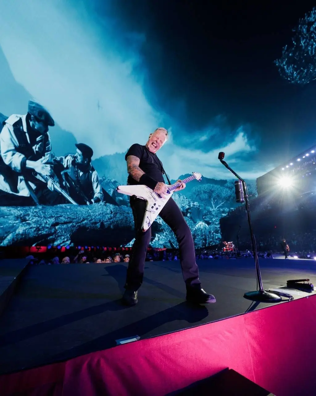 Metallica захватывает Sphere в Лас-Вегасе ⚡️
Группа официально запустила свою резиденцию «Life Burns Faster» — премьерное шоу состоялось 1 октября | Сетка — социальная сеть от hh.ru