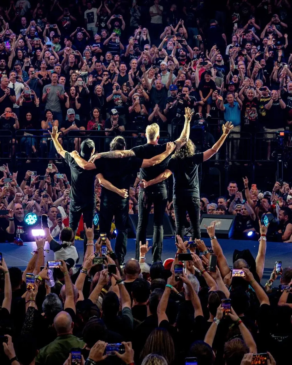Metallica захватывает Sphere в Лас-Вегасе ⚡️
Группа официально запустила свою резиденцию «Life Burns Faster» — премьерное шоу состоялось 1 октября | Сетка — социальная сеть от hh.ru
