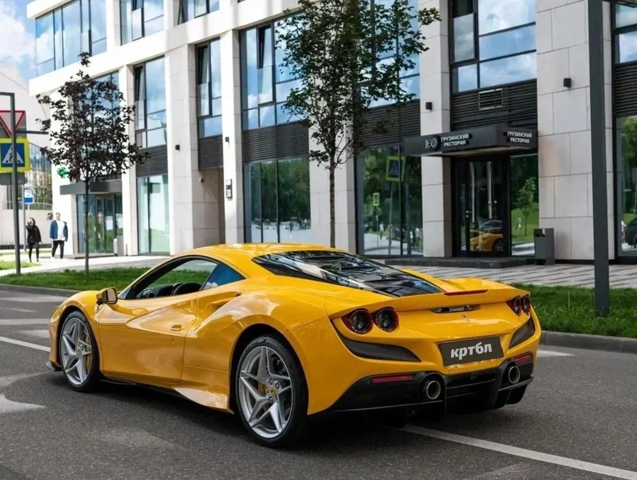 Сегодня увидел Ferrari, которая довольно бодро летела по Москве, и поймал себя на вопросе: а в какой вообще жизненной ситуации в городе нужно куда-то очень быстро ехать именно на Ferrari?
#фьючебл
Дав... | Сетка — социальная сеть от hh.ru