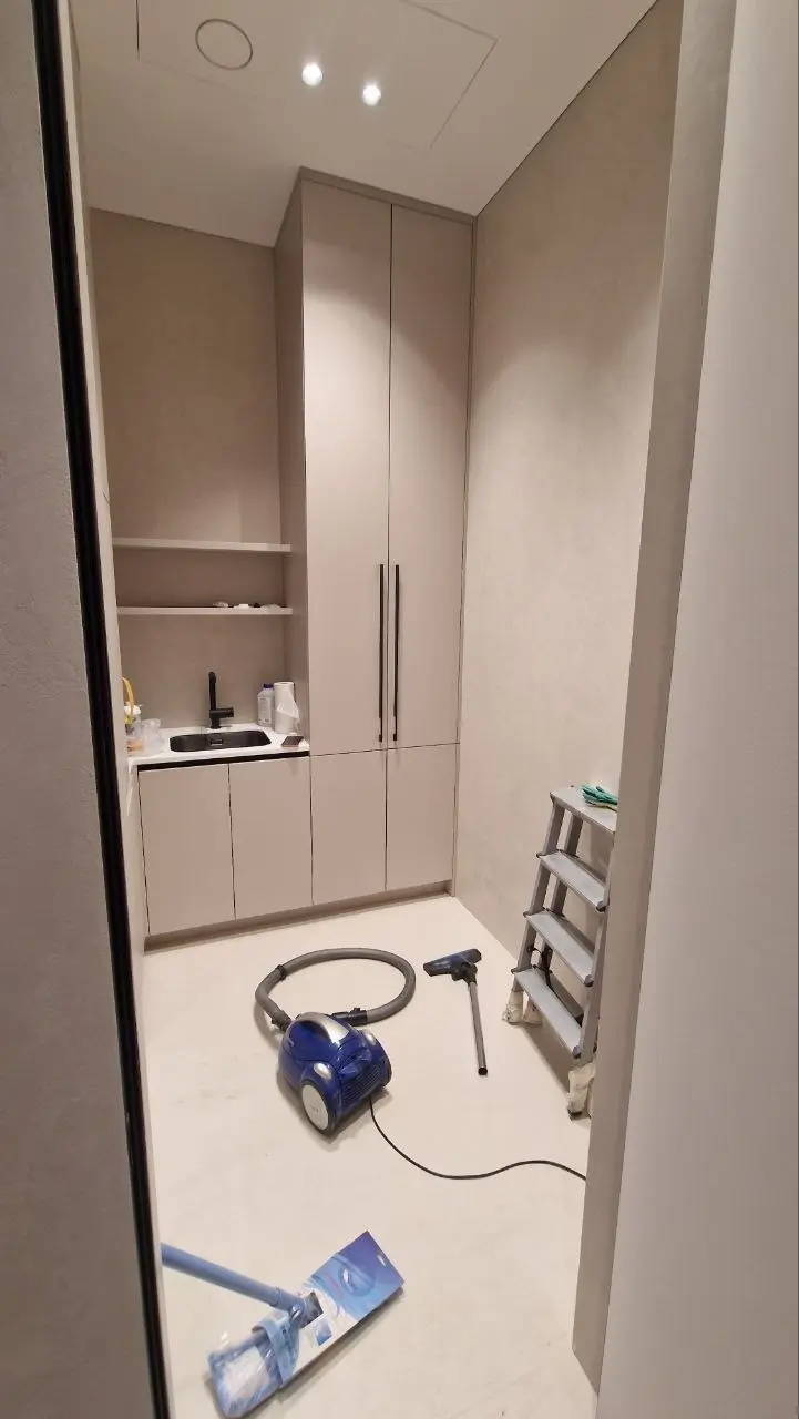 🏠 ГОТОВЫЙ ОБЪЕКТ
Спокойный интерьер, в котором стены не перетягивают внимание на себя, а собирают всё пространство воедино.
Здесь декоративное покрытие сделали в мягкой светлой гамме | Сетка — социальная сеть от hh.ru