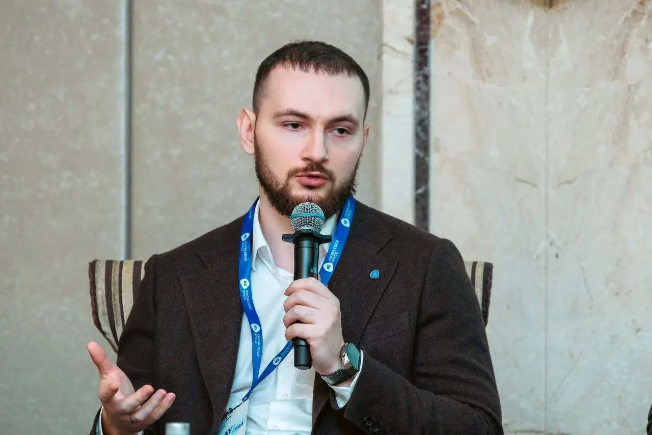 На прошлой неделе прошёл Knowledge Space Day.
Для меня это была первая вендорская конференция в этой компании и, кажется, хороший момент немного посмотреть на происходящее со стороны | Сетка — социальная сеть от hh.ru