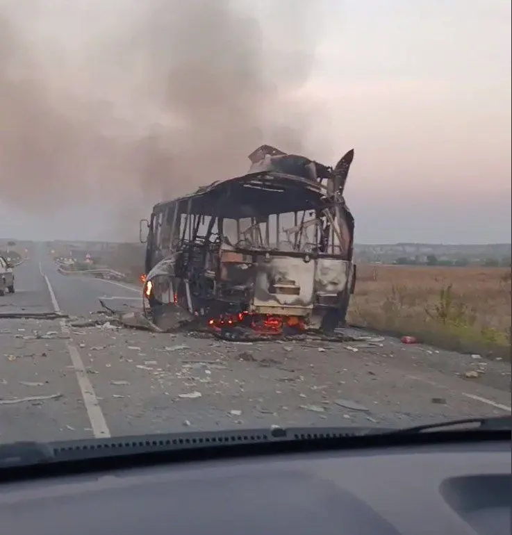 Сволочи ударили по рейсовому автобусу на трассе Фащевка-Красный Луч в ЛНР | Сетка — социальная сеть от hh.ru