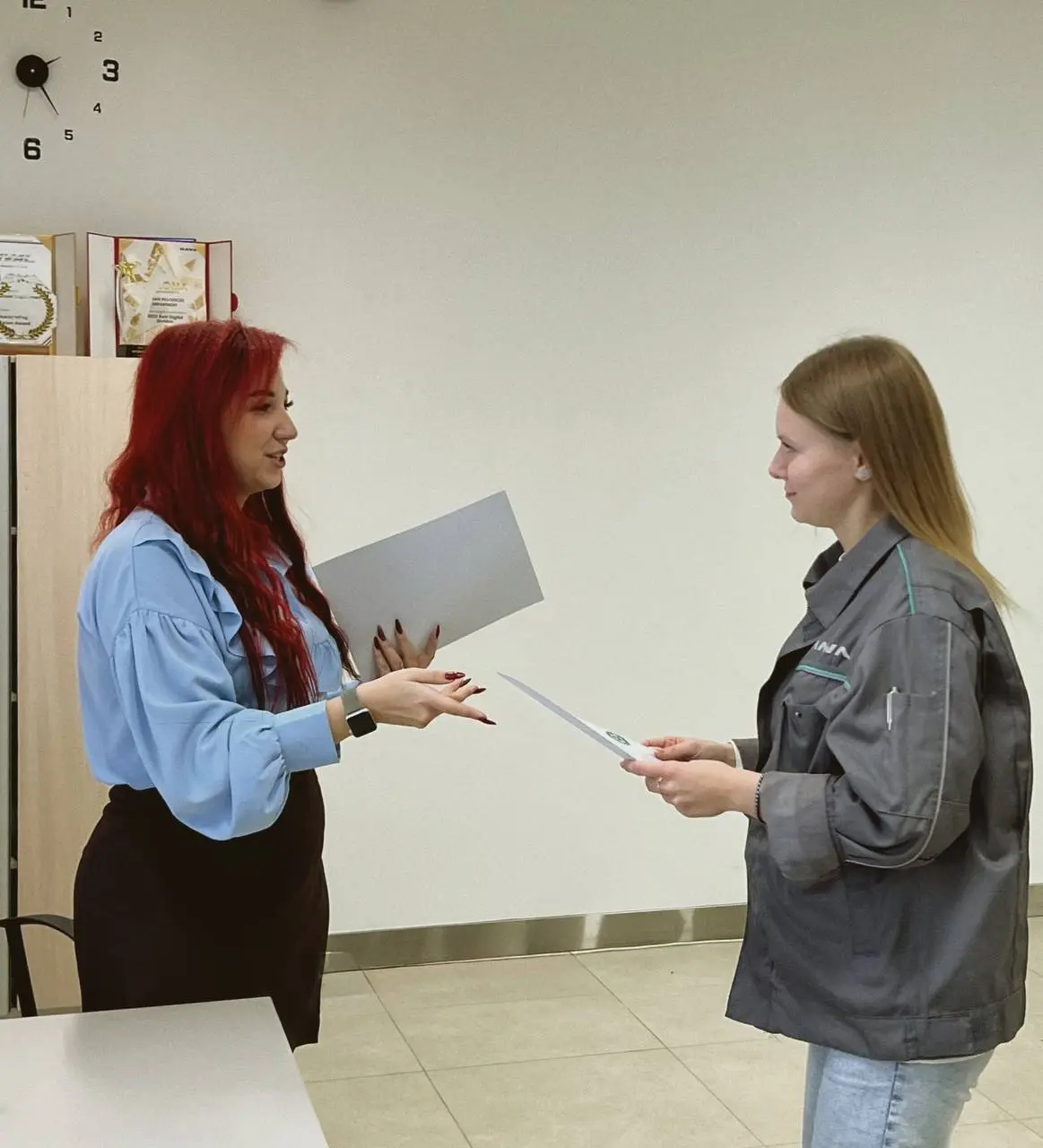 📚 В День учителя — благодарим тех, кто помогает учиться!
В этот день наградили координаторов по обучению и тренеров Haval — в том числе тех, кто проводит кросс-функциональные тренинги | Сетка — социальная сеть от hh.ru
