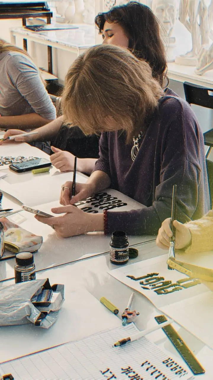 «Мне всё не нравится» довольно частая реакция на собственные работы. Но другие люди могут увидеть их иначе.
Сегодня с колледжем делали клаузуру по каллиграфии и впервые устроили общий просмотр | Сетка — социальная сеть от hh.ru