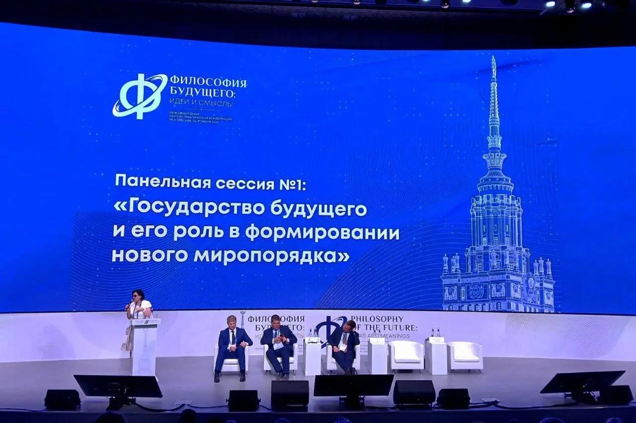 Тезисы с «Философии будущего»
• Образование будущего — конструирование смыслов
• Идеал сообщества — семья семей
• Технологии ИИ могут стать инструментом в руках человека, который обладает творческим п... | Сетка — социальная сеть от hh.ru