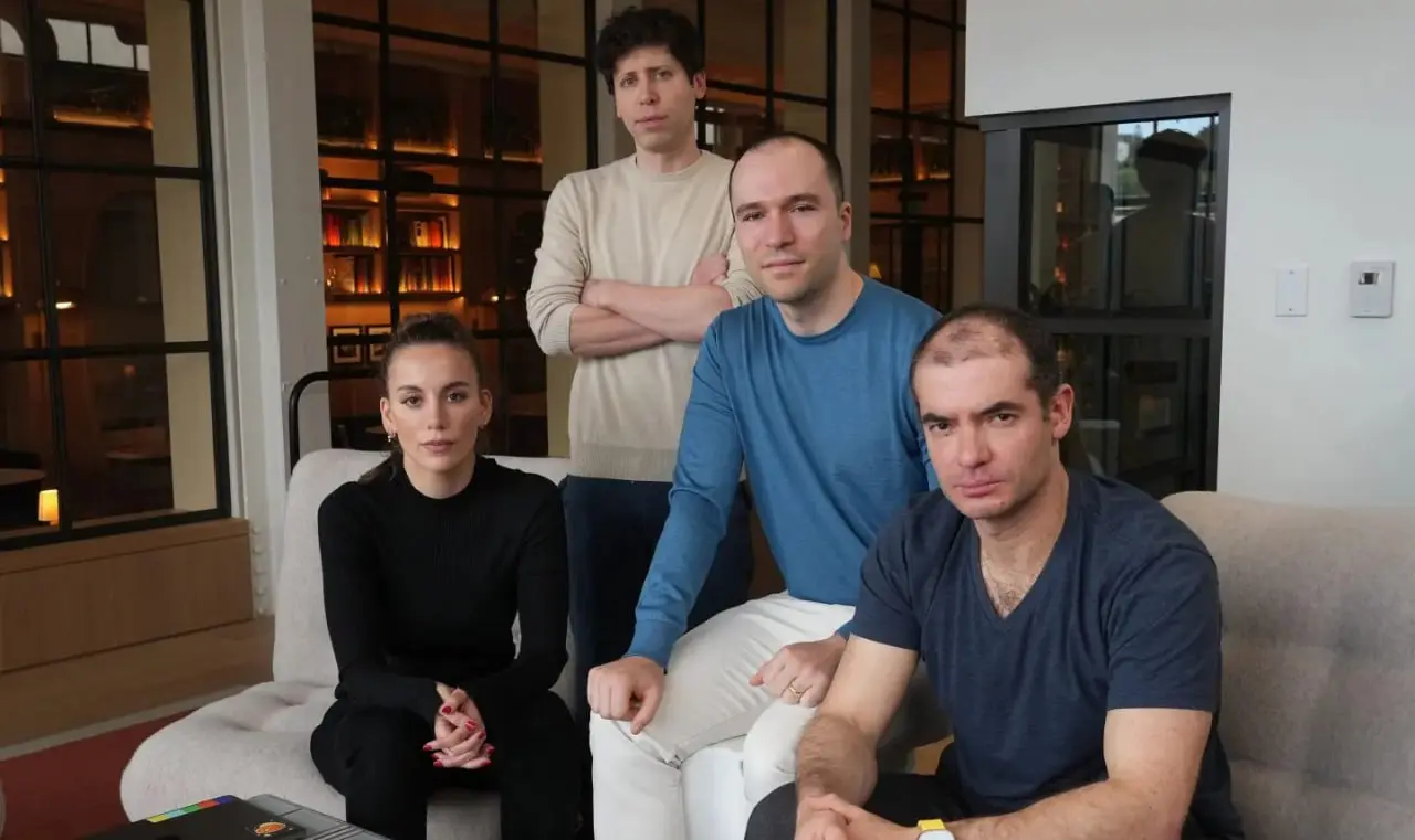 В фильме «Искусственный» повторили знаковое фото топ-менеджеров OpenAI, когда компания была в прайме и ещё не погрязла в скандалах. Оно было сделано в марте 2023 года для New York Times | Сетка — социальная сеть от hh.ru