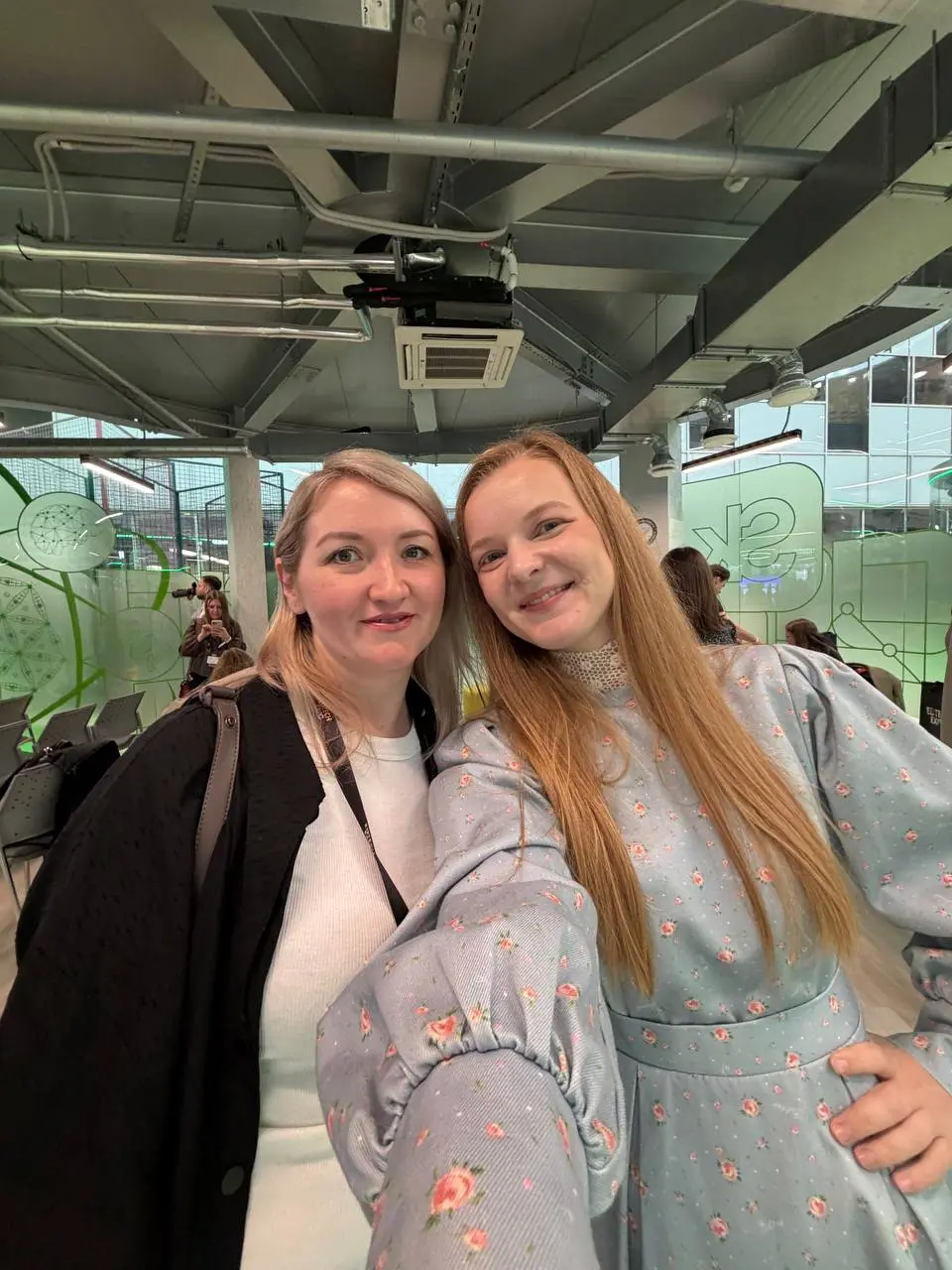 Сегодня поехали в Сколково на EDTECH EXPO 2026
Во первых мы впервые встретились в живую с Аней, с кем работаем больше 4 лет | Сетка — социальная сеть от hh.ru