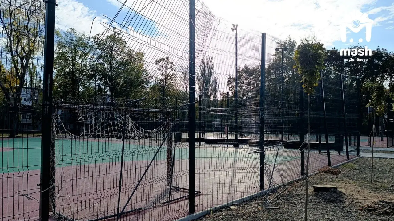 Вандалы дождались, пока "Гулливер" в Донецке уснет, и разгромили футбольное поле.
Парк открылся всего год назад и уже стал жертвой агрессивных лилипутов вредителей | Сетка — социальная сеть от hh.ru
