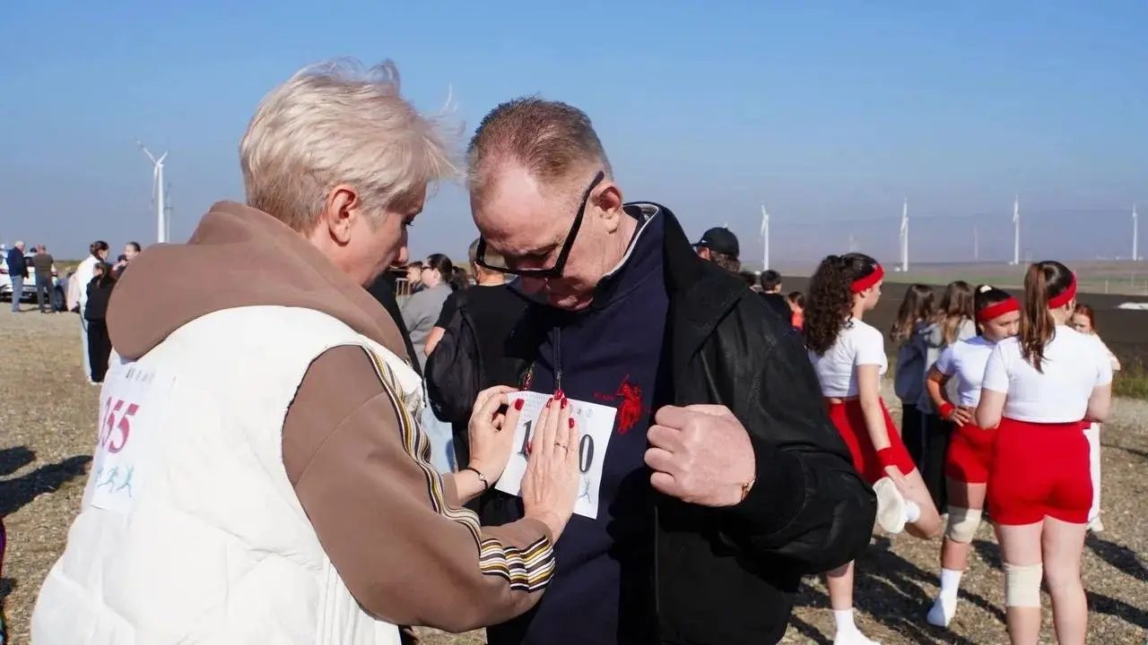 🏃 На Ставрополье провели забег среди 150-метровых ветряков
В забеге «Энергия ветра — 2026» приняли участие 1010 человек в возрасте от 5 до 70 лет | Сетка — социальная сеть от hh.ru