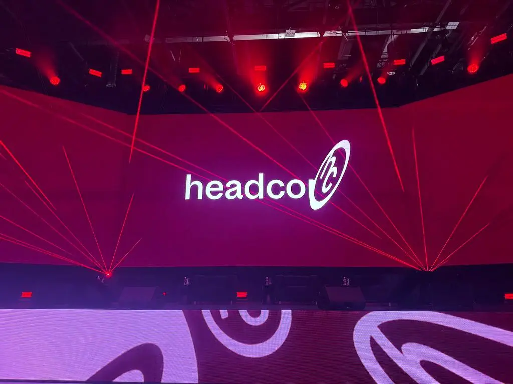 Сижу на HeadConf (красивая), слушаю Полину — HRD Aviasales (красивую!). Полина рассказывает, куда всё катится с точки зрения будущего работы.
Один из векторов — информация становится доступнее | Сетка — социальная сеть от hh.ru
