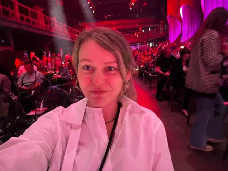 Сижу на HeadConf (красивая), слушаю Полину — HRD Aviasales (красивую!). Полина рассказывает, куда всё катится с точки зрения будущего работы.
Один из векторов — информация становится доступнее | Сетка — социальная сеть от hh.ru