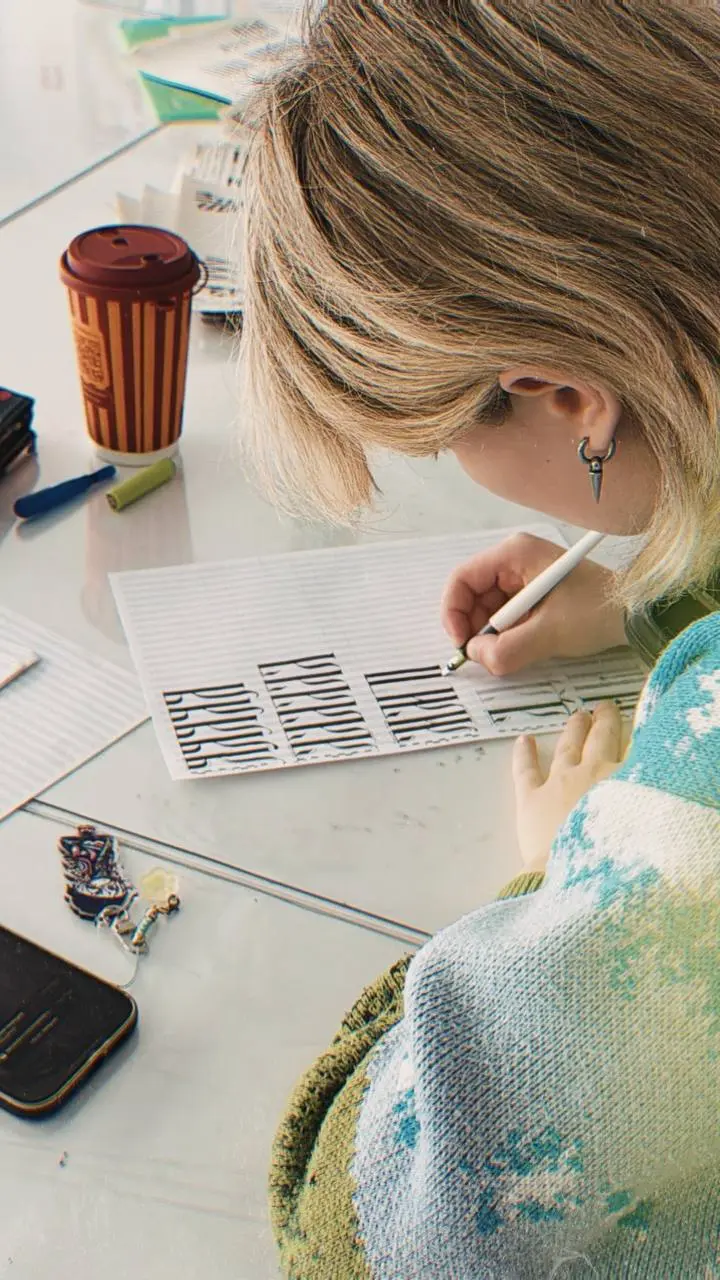 То ли студенты с каждым курсом становятся сообразительнее, то ли я научилась лучше объяснять. Склоняюсь ко второму 😅
Сегодня с третьекурсниками-дизайнерами перерабатывали старославянские буквы | Сетка — социальная сеть от hh.ru