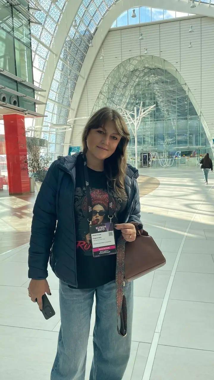 Вышла из рабочих рекламных чатов. Зашла в Сколково 🤣🤣🤣
Иногда полезно сменить таблички на живых людей и хороший нетворкинг | Сетка — социальная сеть от hh.ru