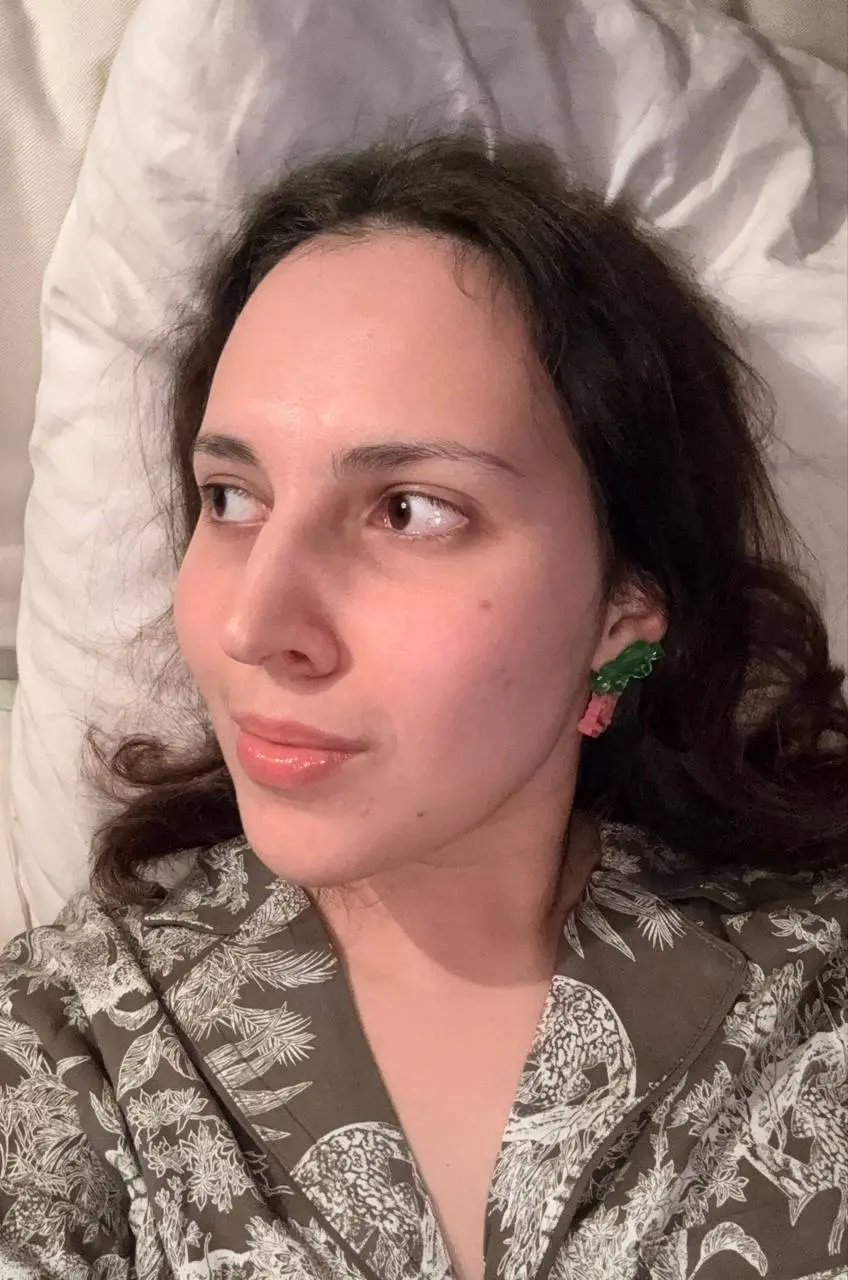 Серьга из Киндера ехехехе🍀⭐️❤️😍 (и леопарды ахах)
Ладно, а теперь, если серьезно, сори за позднее смс и многие интересовались про промт из поста выше, выкладываю тот промт:
A single continuous 10-seco... | Сетка — социальная сеть от hh.ru