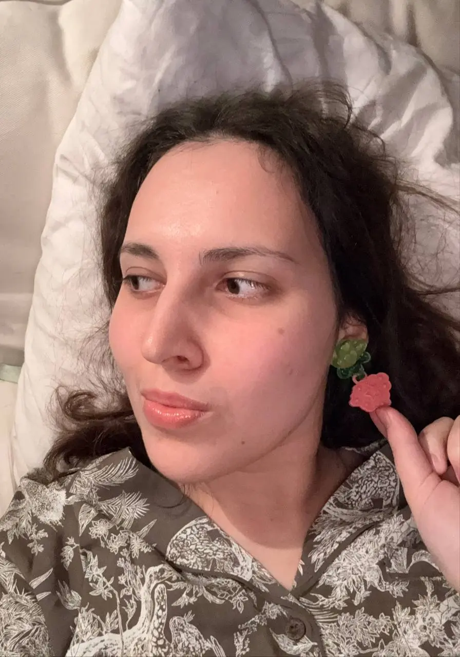 Серьга из Киндера ехехехе🍀⭐️❤️😍 (и леопарды ахах)
Ладно, а теперь, если серьезно, сори за позднее смс и многие интересовались про промт из поста выше, выкладываю тот промт:
A single continuous 10-seco... | Сетка — социальная сеть от hh.ru