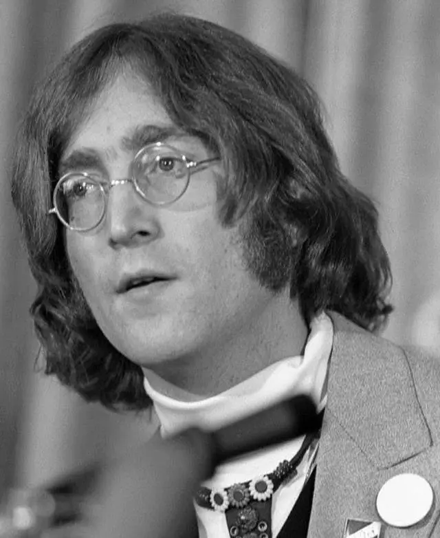 9 октября 1940 года родился Джон Леннон
Основатель и участник группы The Beatles, один из самых популярных музыкантов XX века. | Сетка — социальная сеть от hh.ru
