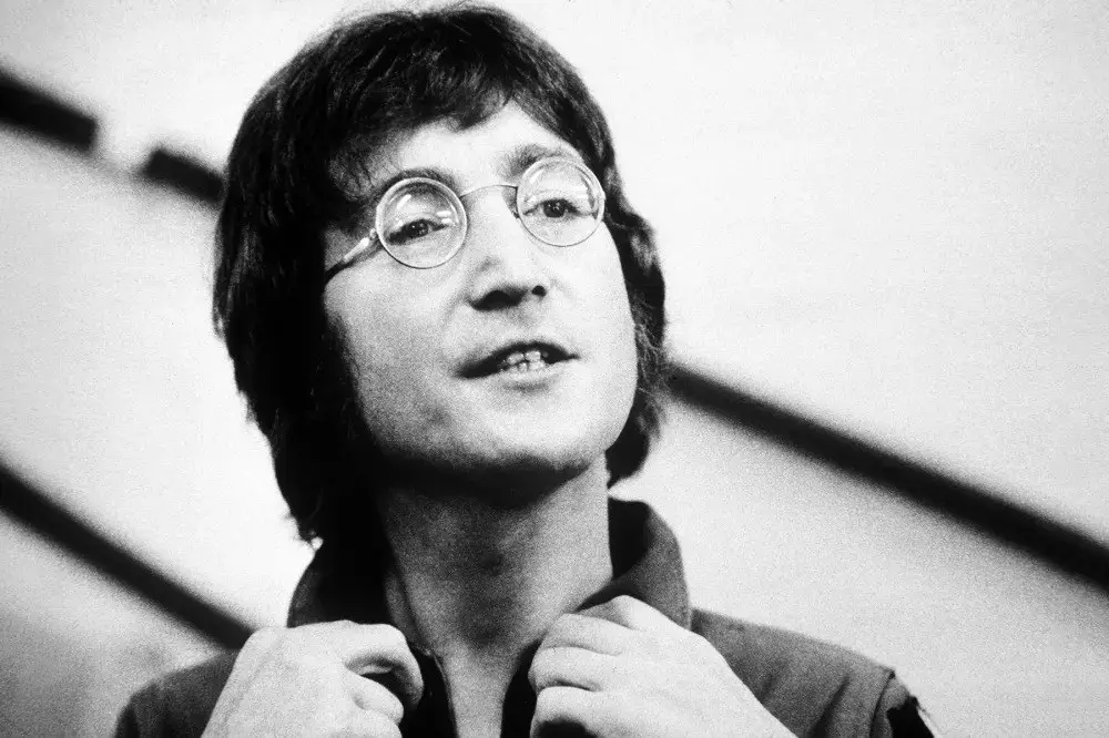 9 октября 1940 года родился Джон Леннон
Основатель и участник группы The Beatles, один из самых популярных музыкантов XX века. | Сетка — социальная сеть от hh.ru